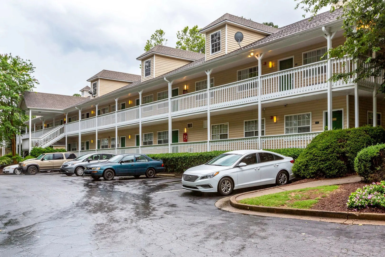 HomeTowne Studios by Red Roof Atlanta - Lawrenceville