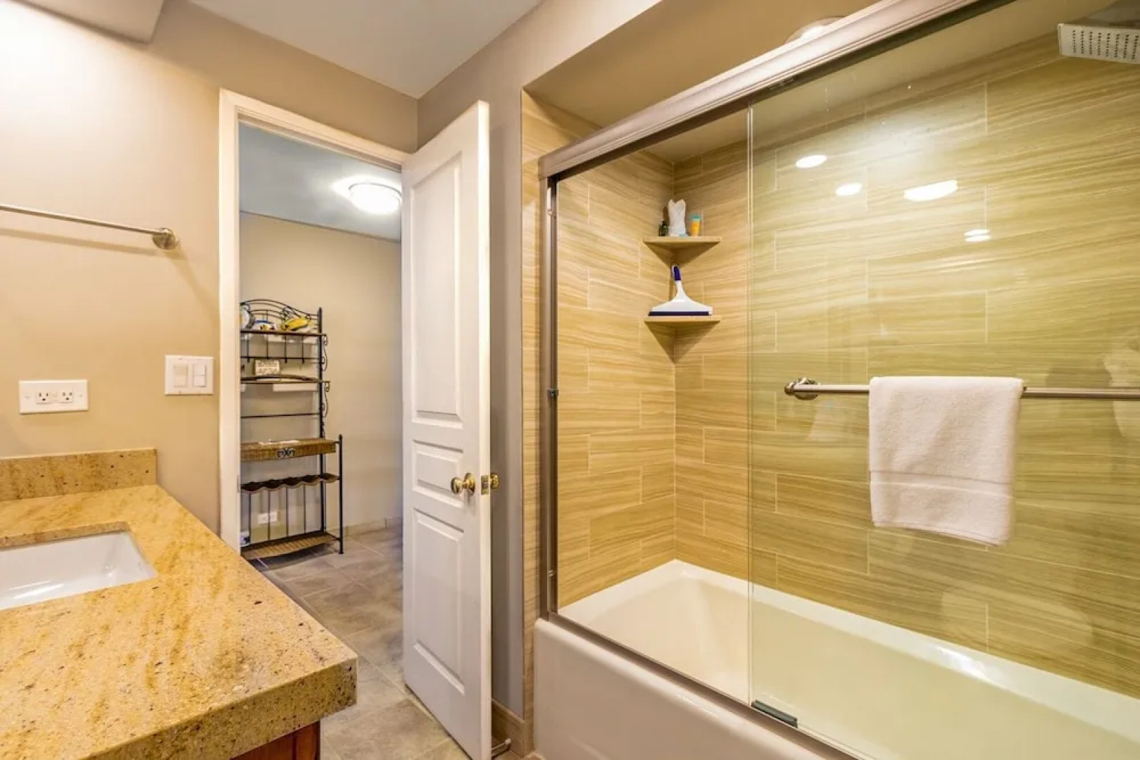 Kaleialoha #207 1 Bedroom 1 Bathroom Condo by Redawning