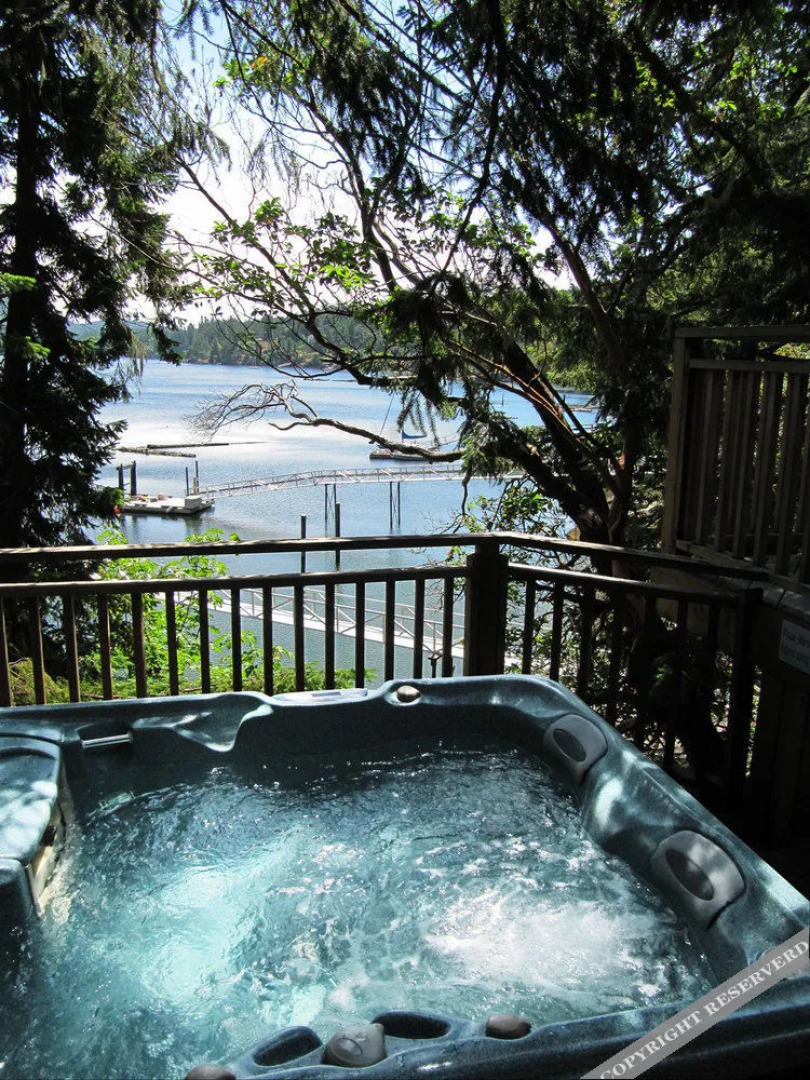 Madrona Cottage by BC Island Vacation Homes