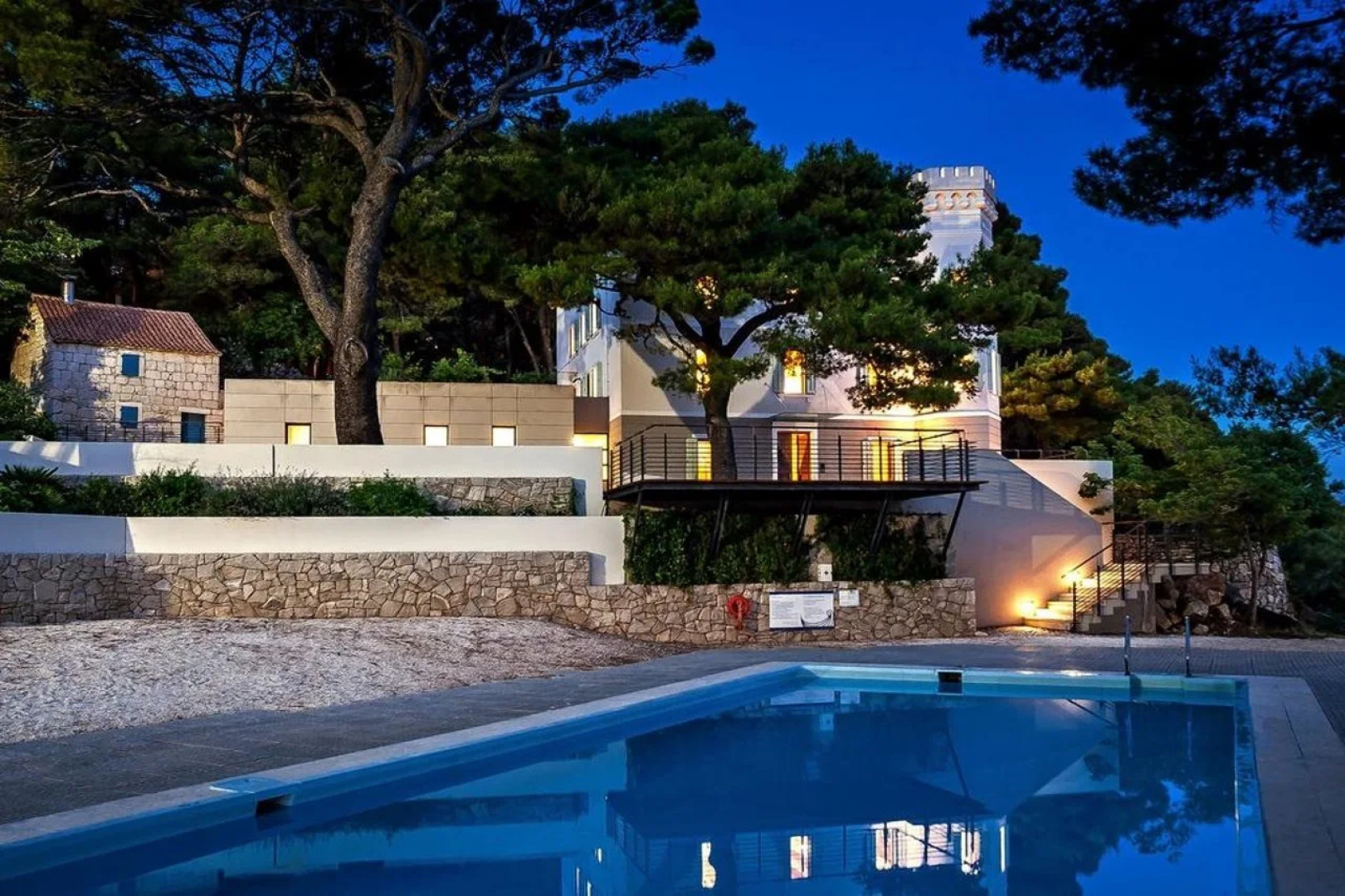 Beachfront Villa Mediteran