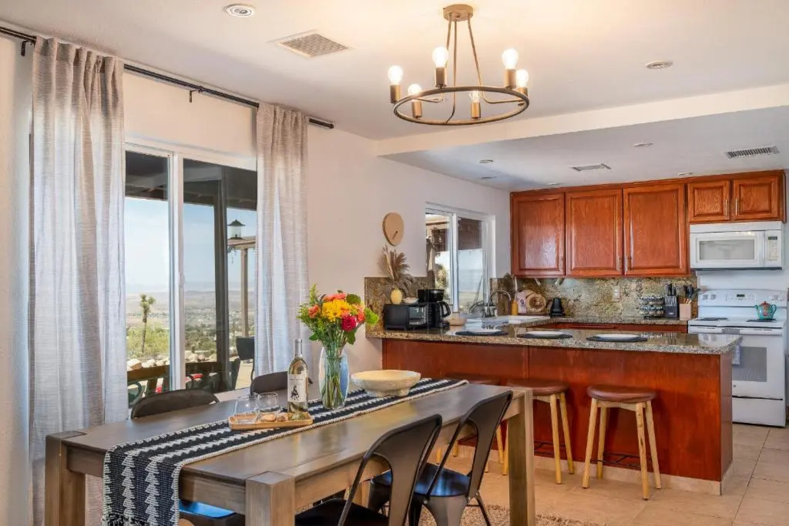 The Full Moon, Joshua Tree: Hot Tub, Sauna, Views