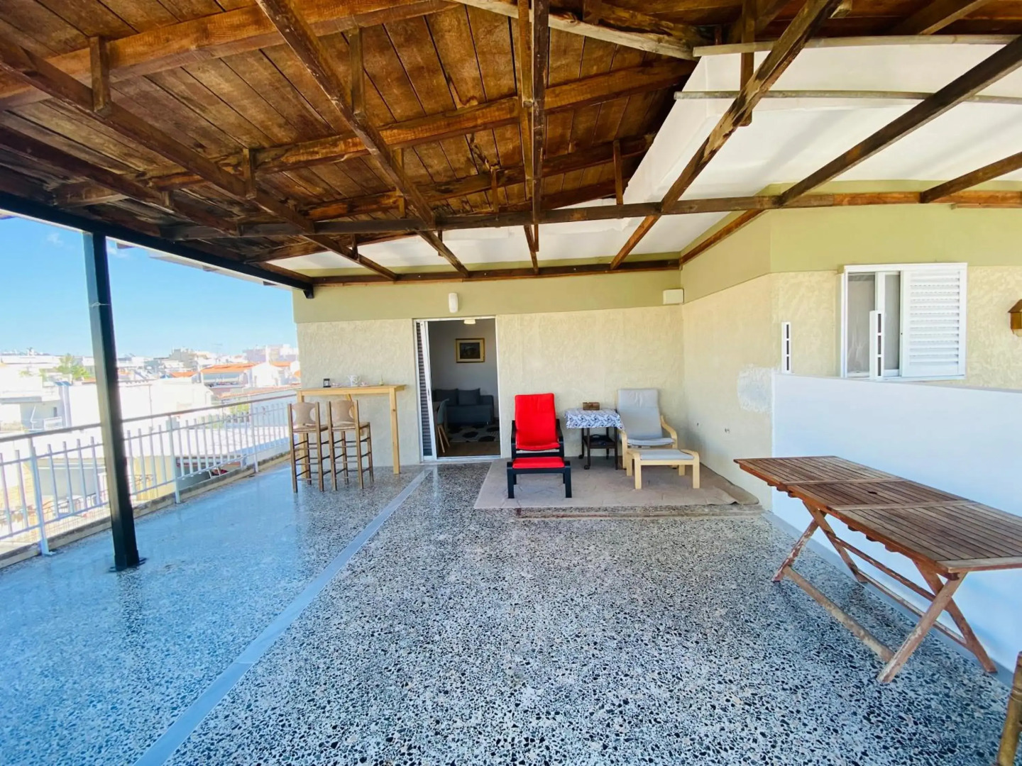 地铁站旁,免费停车位,距机场15分钟车程,独享80平米露台和美景,星空帐篷,舒适淋浴,宽敞3间房3张双人床公寓