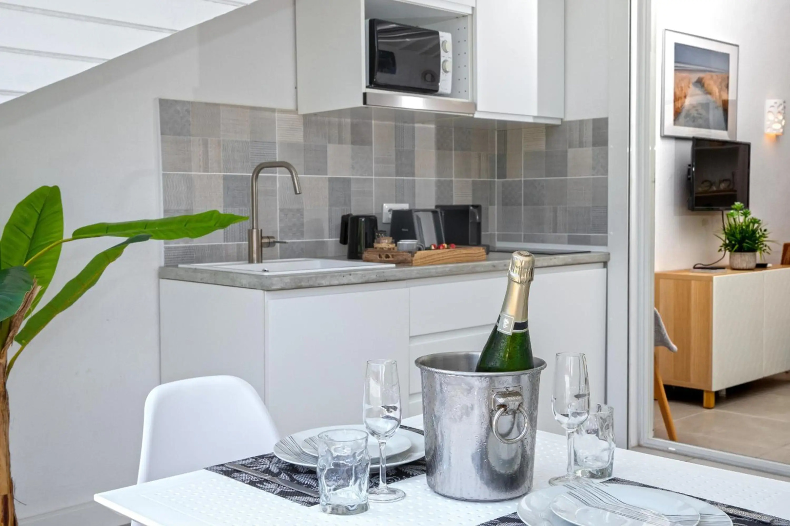 Beautiful suite S12 with pool and sea view