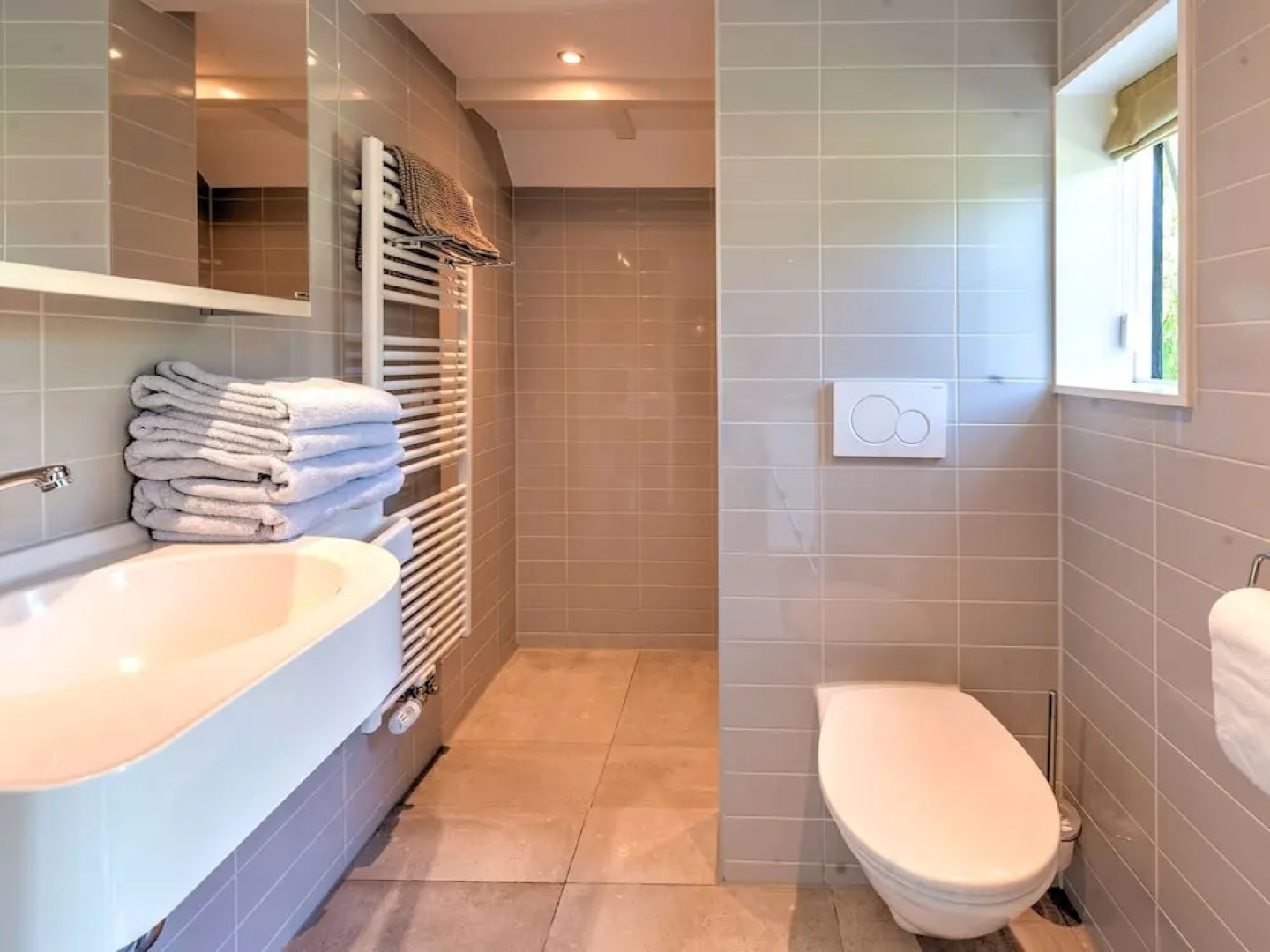 Modern Holiday Home in old Centre of Giethoorn With 2 Hours of Boat use