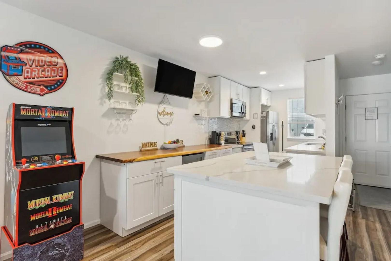 Charming Tacoma Retreat w/ Patio & 2 Fireplaces!