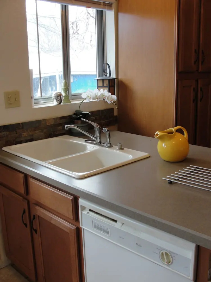Quiet 2 Bdrm-Gourmet Kitchen-Comfy King