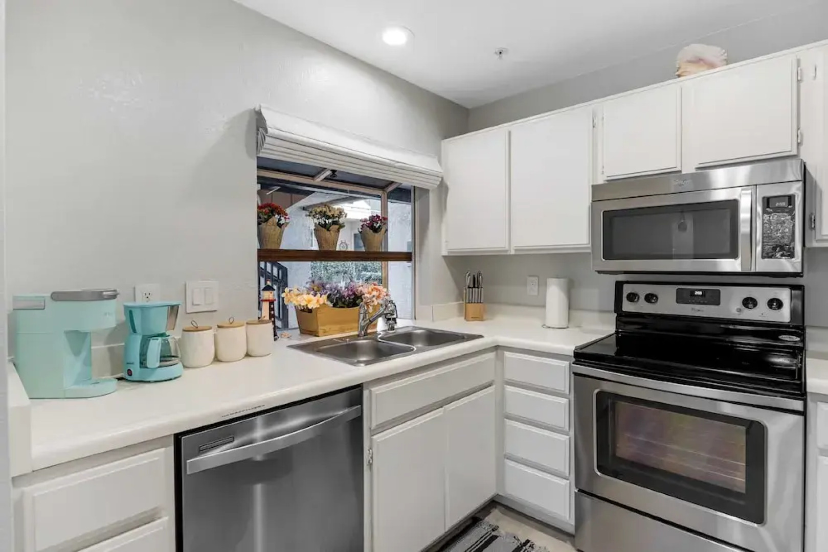 Walk to Beach Pool, Hot Tub, Private Patio, Parking Seabreeze Retreat