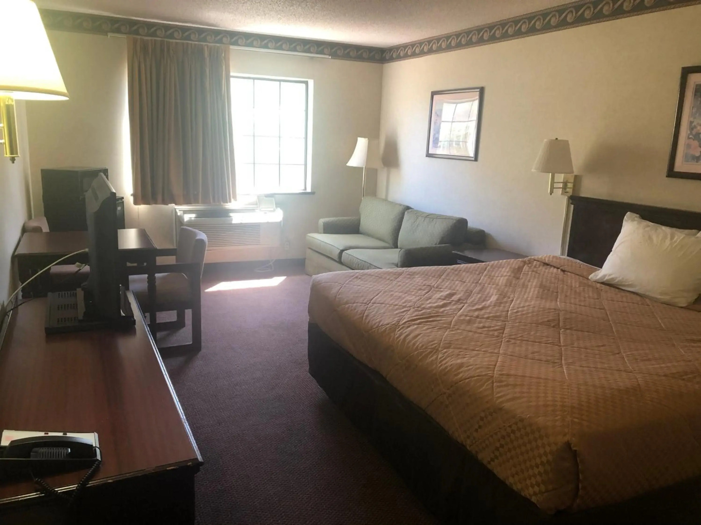 Econo Lodge Inn & Suites El Paso West