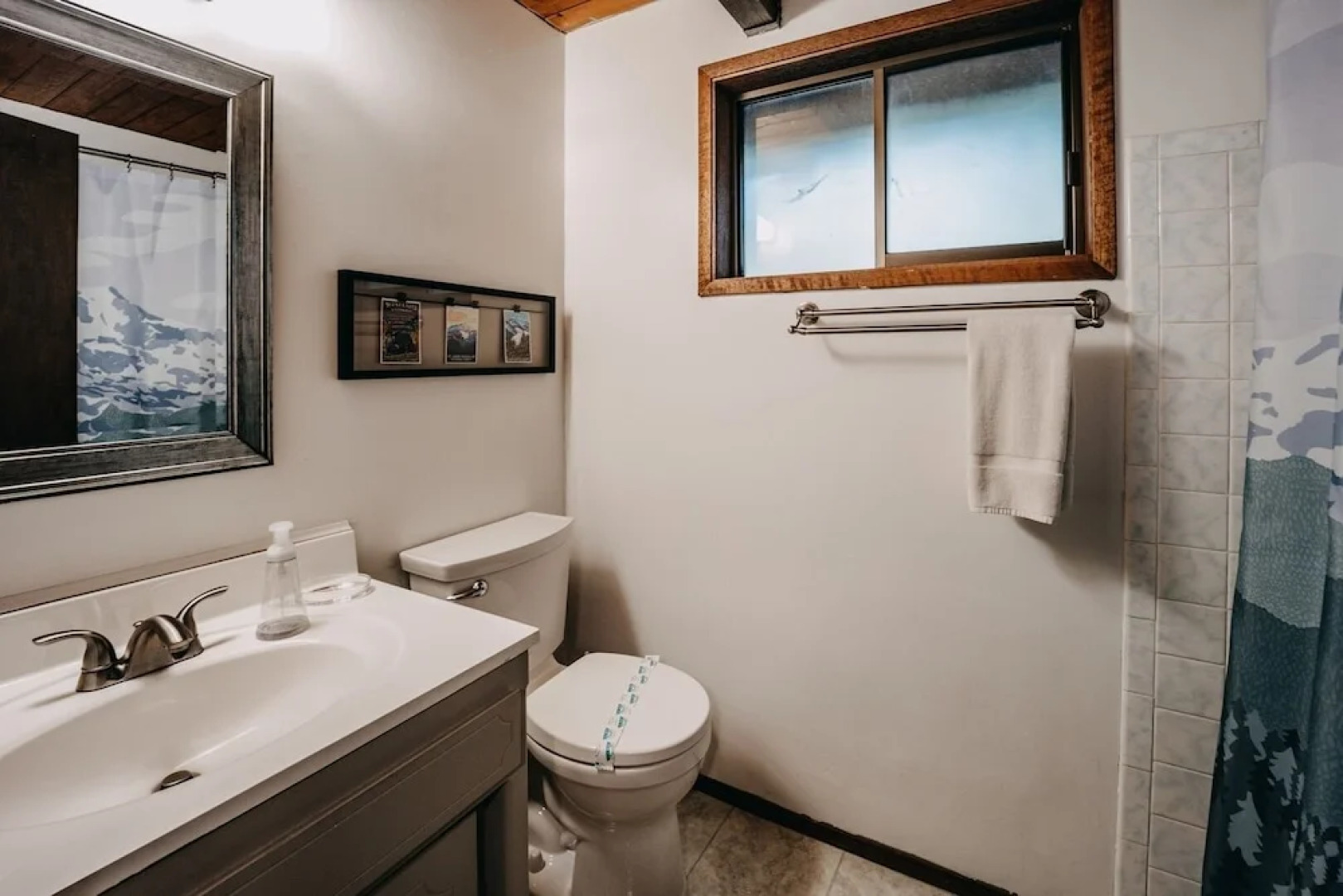 98sl - Hot Tub - Bbq - Pets Ok - Wifi - Sleeps 6 2 Bedroom Home by RedAwning