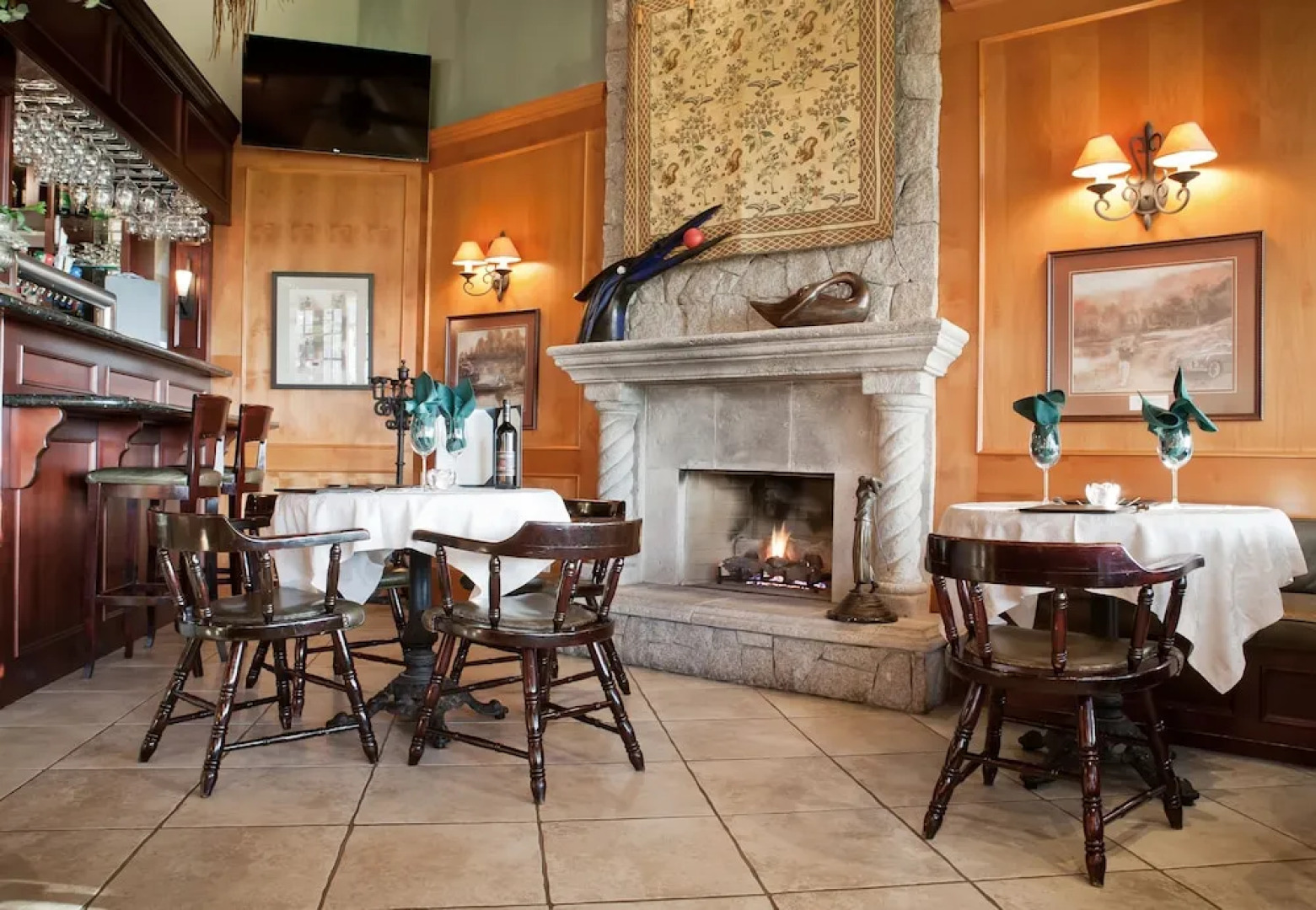 Rowena's Inn On The River