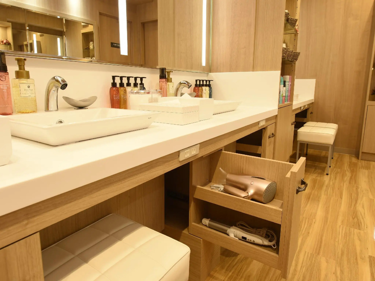 Capsule Hotel Anshin Oyado Premier Resort Kyoto Shijo Karasuma
