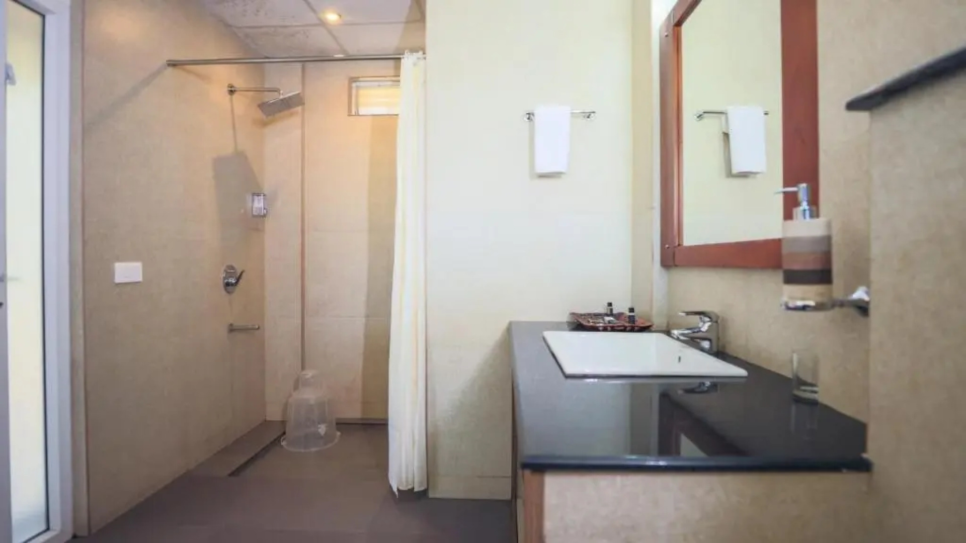 Shola Crown Resort - Munnar