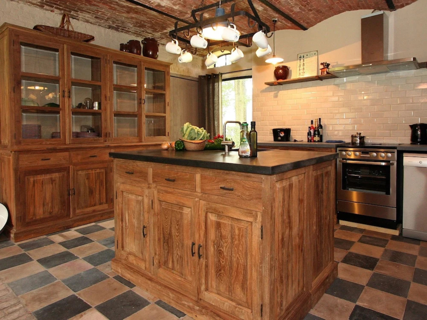 beautifull renovated farmhouse with traditional elements and a big garden