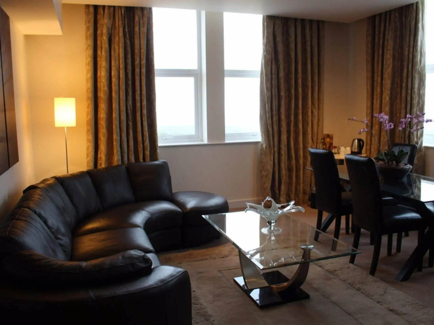 Admiralty Hotel & Restaurant