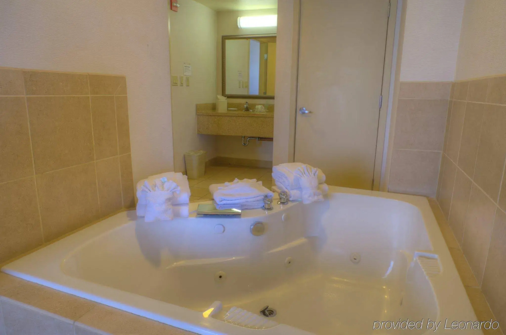 Holiday Inn Express & Suites Phoenix Midtown by IHG