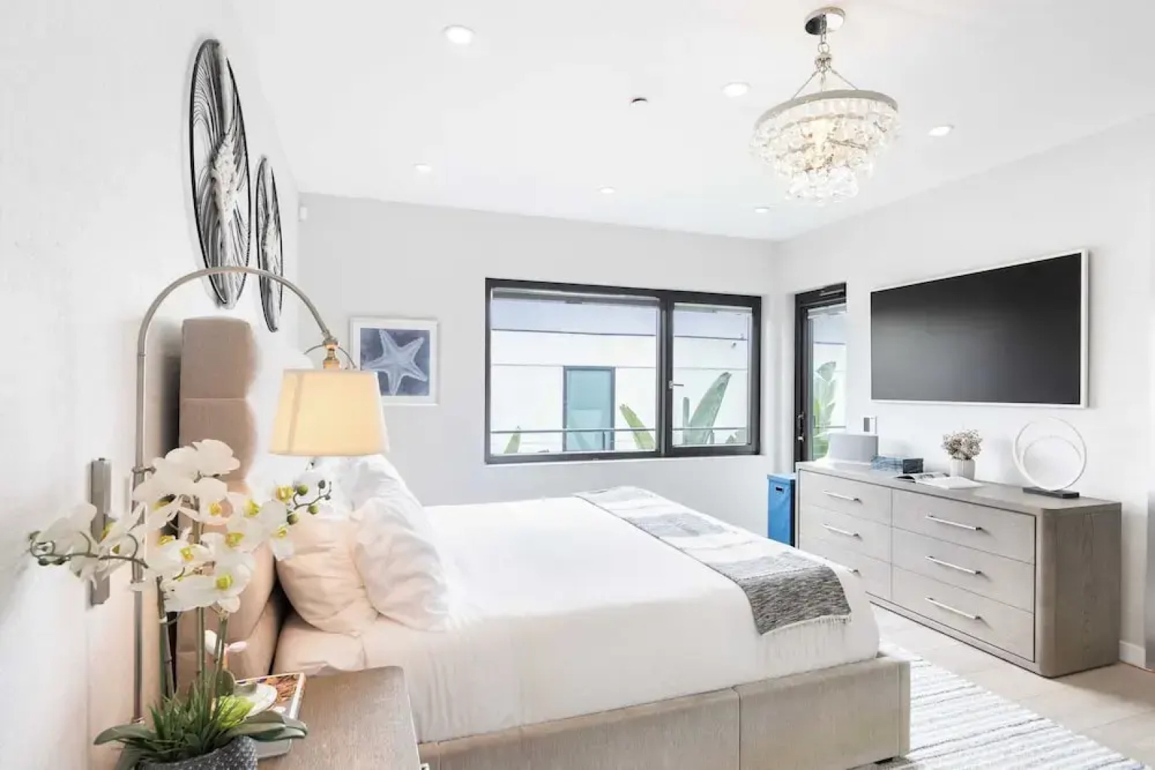 Steps to Beach+shops, Oceanview, Hot Tub+firepit Moonlight Modern by Avantstay