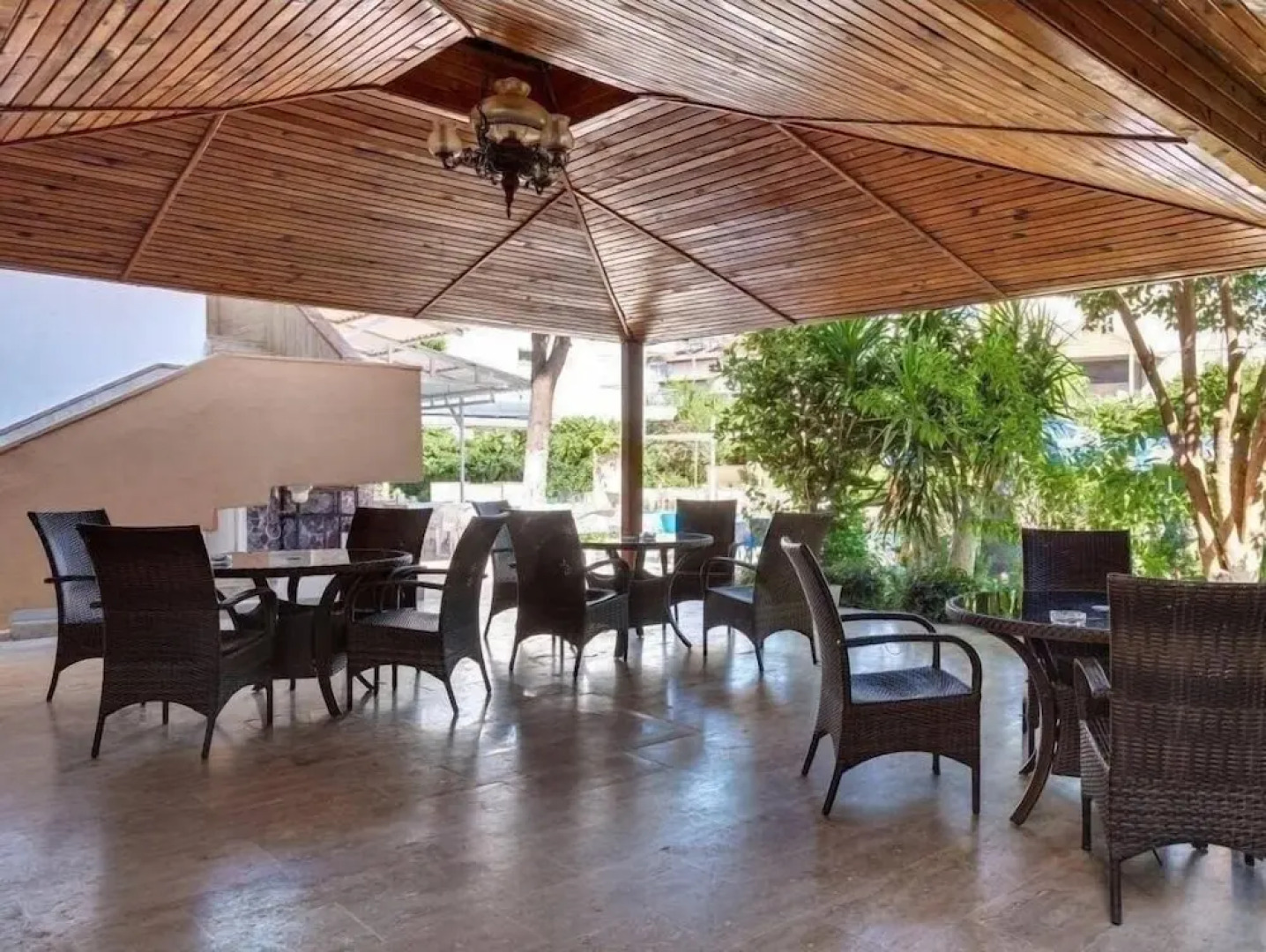 Anita Kemer Noch Hotel