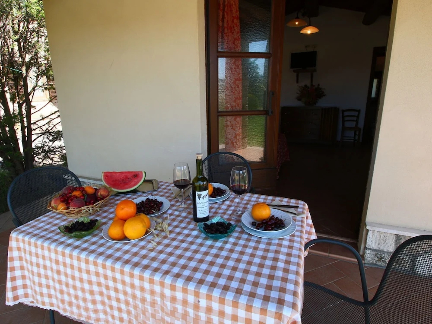 Farmhouse on a hill in the breathtaking Tuscan countryside