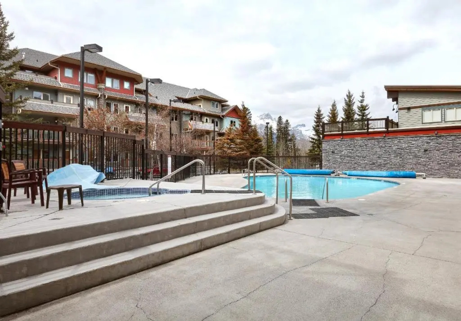 Newly Renovated Grizzly Lodge, Spacious 3BR 2BA with open pool, hot tub