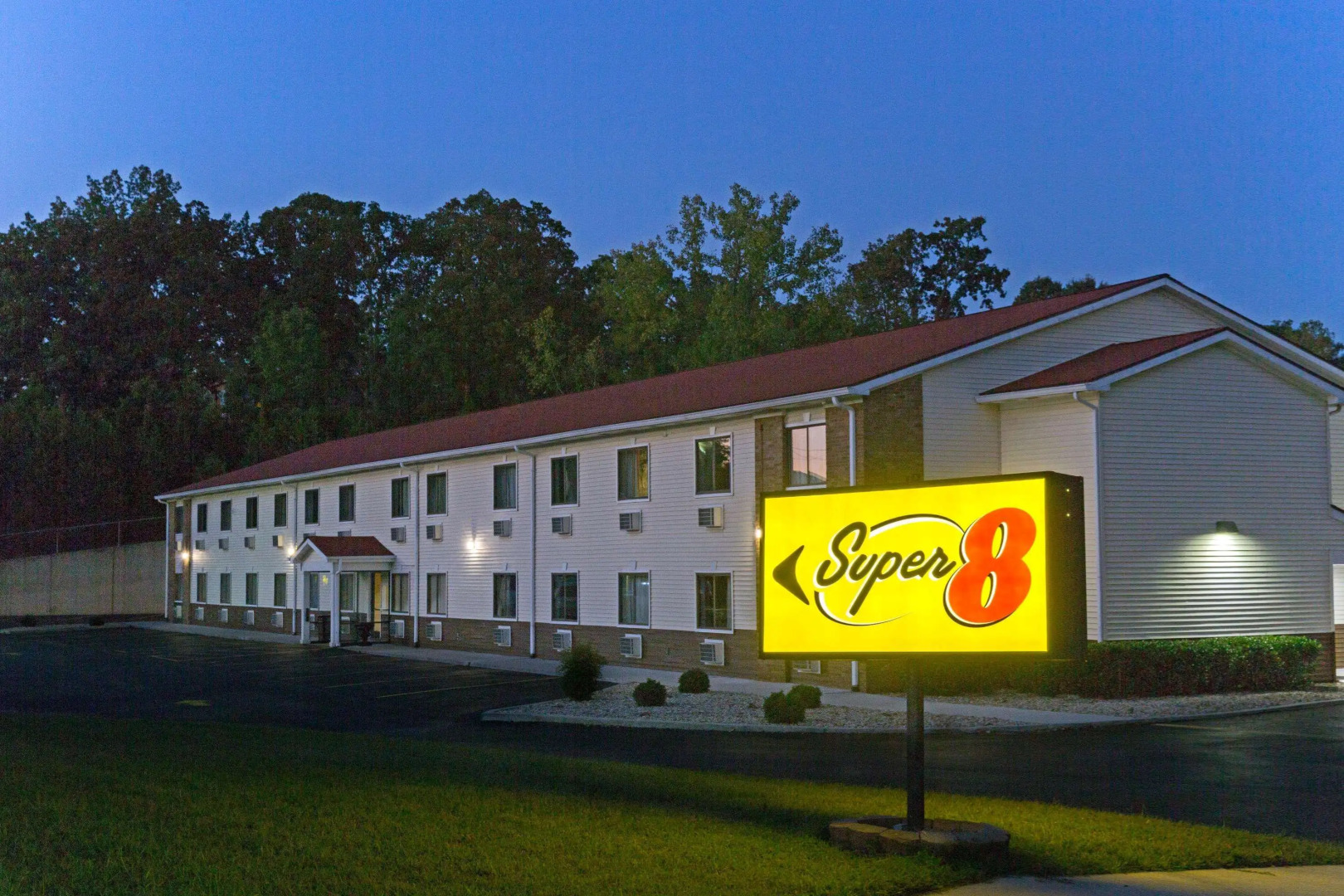 Super 8 by Wyndham Radcliff Ft. Knox Area