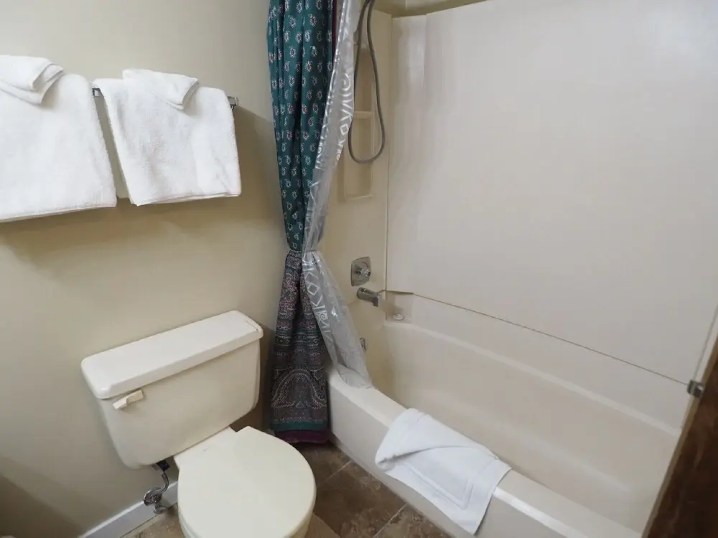 Clearview 803 2 Bedroom Condo by Redawning