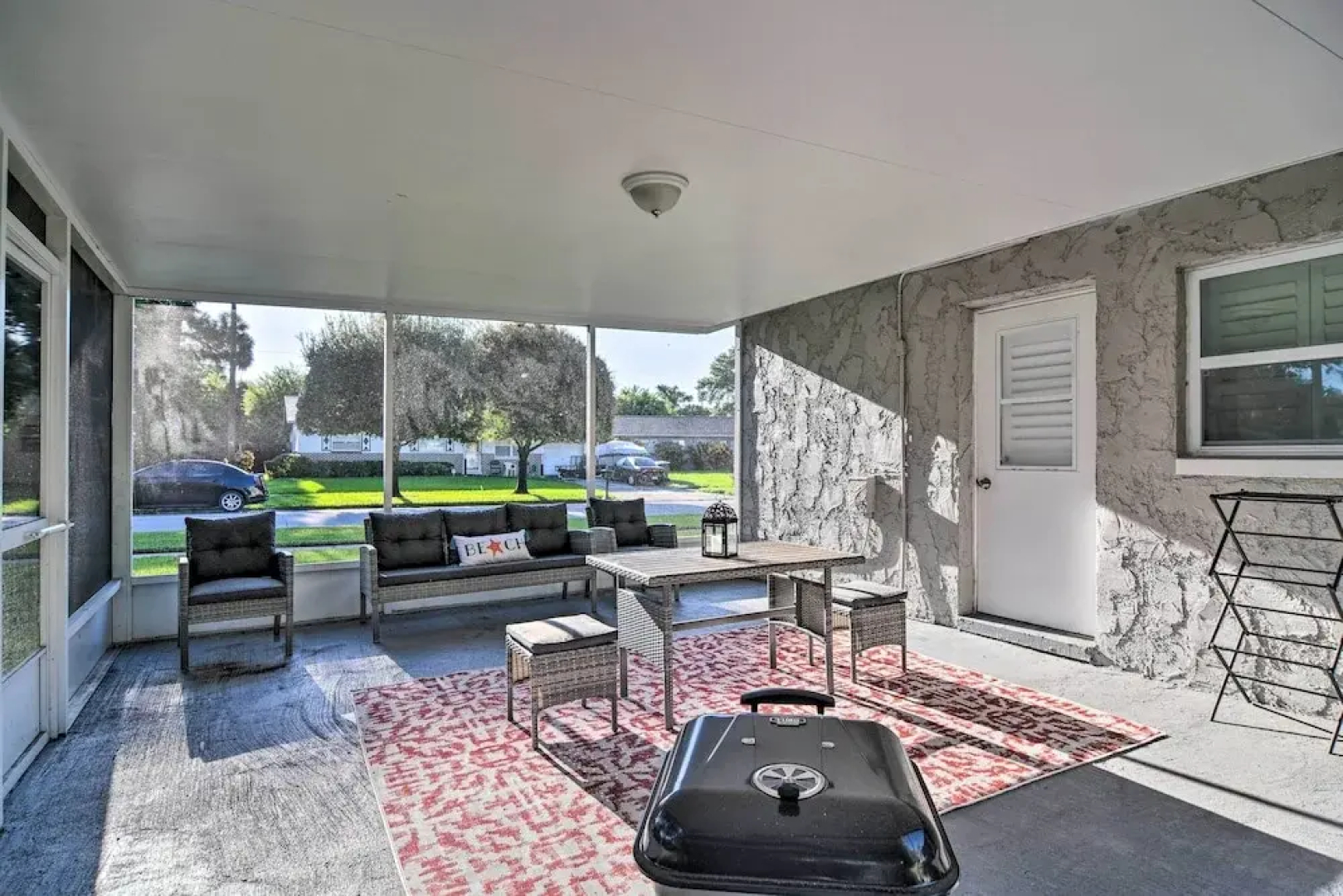 Beach-style Getaway w/ Lanai ~ 4 Mi to Beaches!