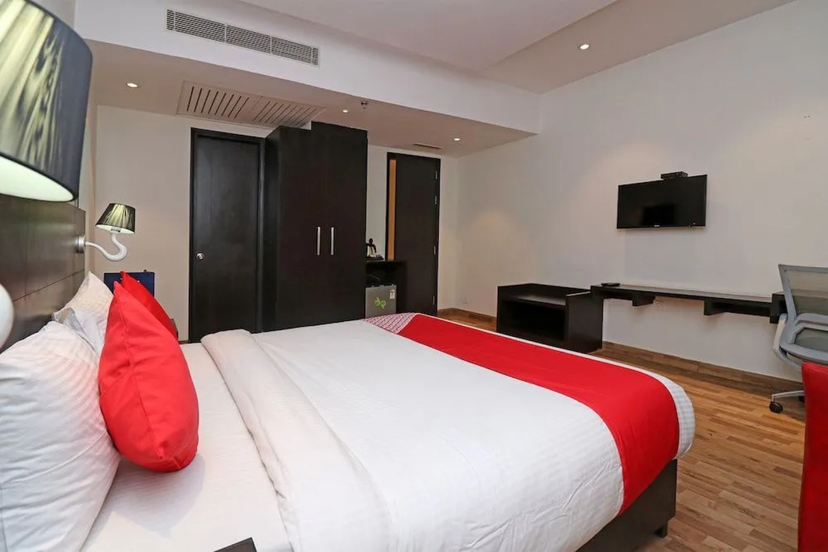 OYO 19296 Joy Inn & Suites