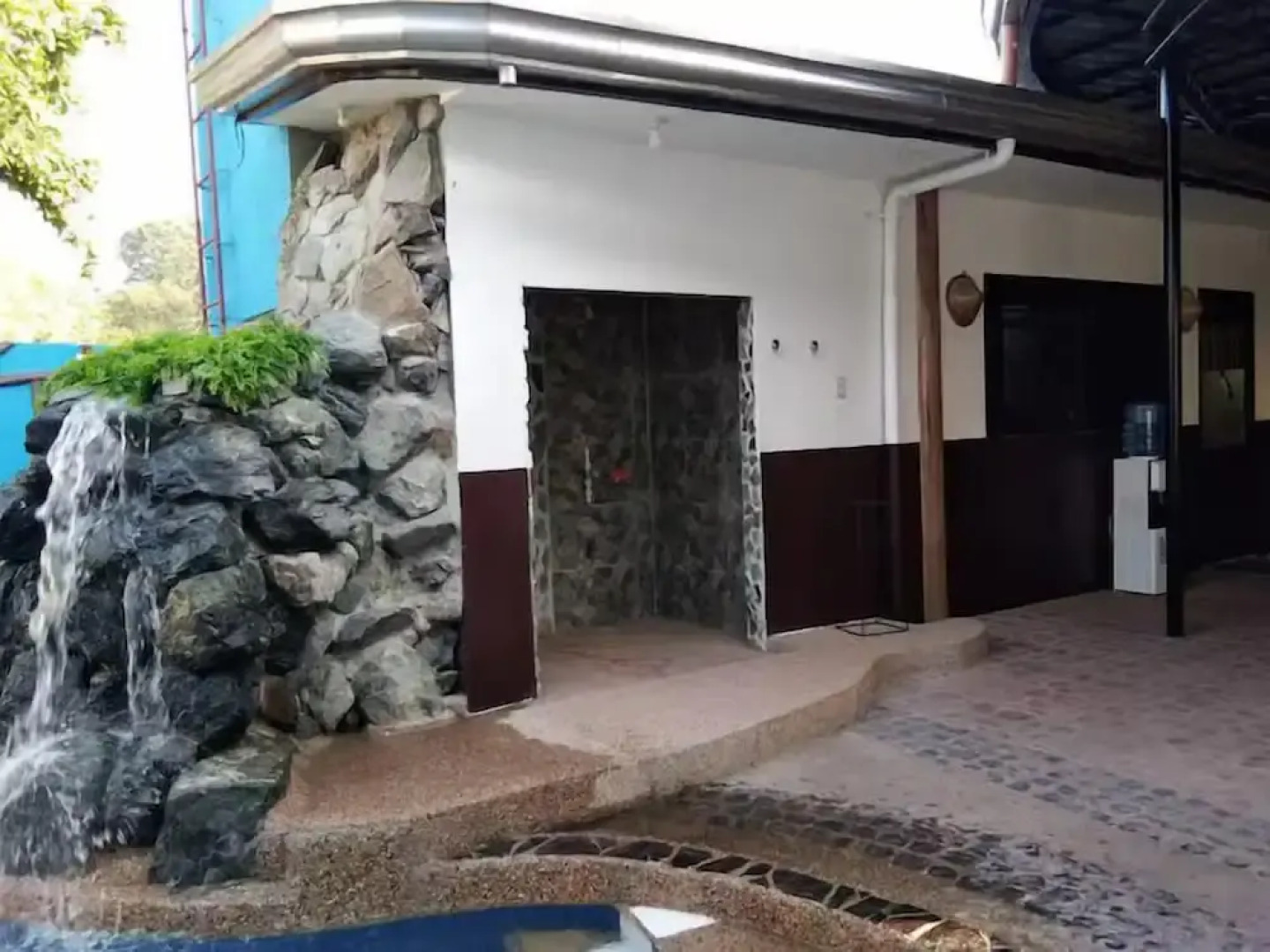 Ross Rose Budget Hotel