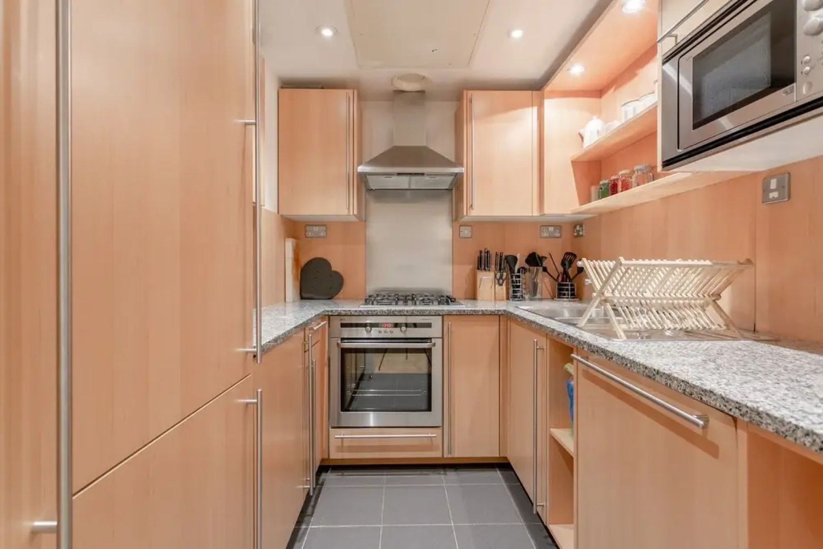 2 Bedroom Flat in Chelsea With Pool and Garden