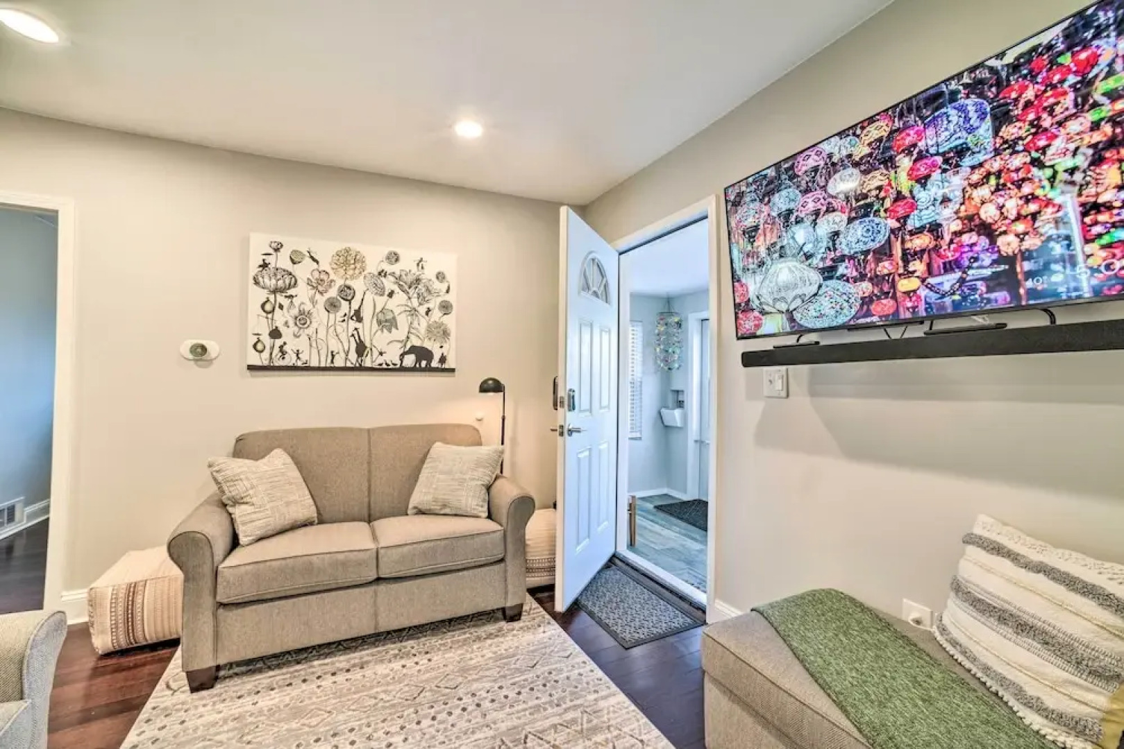 Lovely Dearborn Home w/ Gas Grill & Backyard!