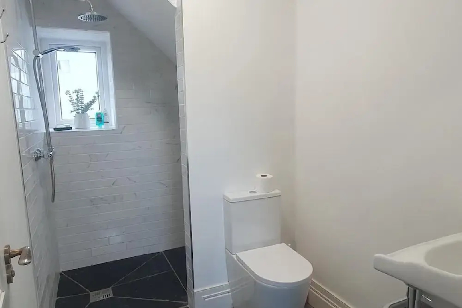 Apartment-sleeps2-parking-garden-patio