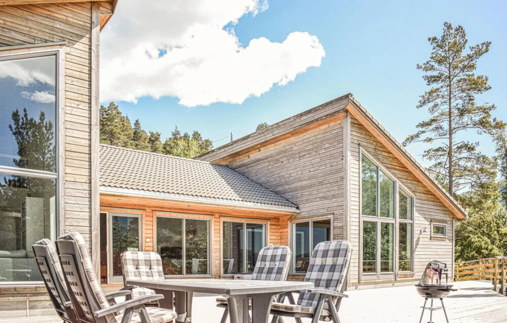 Nice Home in Etne With 5 Bedrooms and Wifi