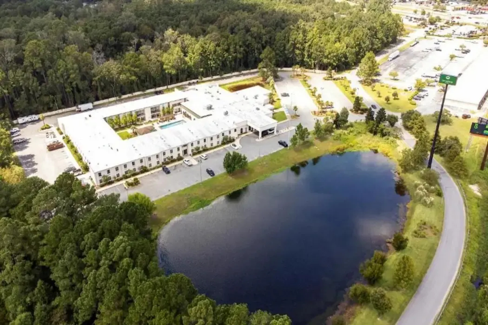 Cottonwood Suites Savannah Hotel & Conference Center