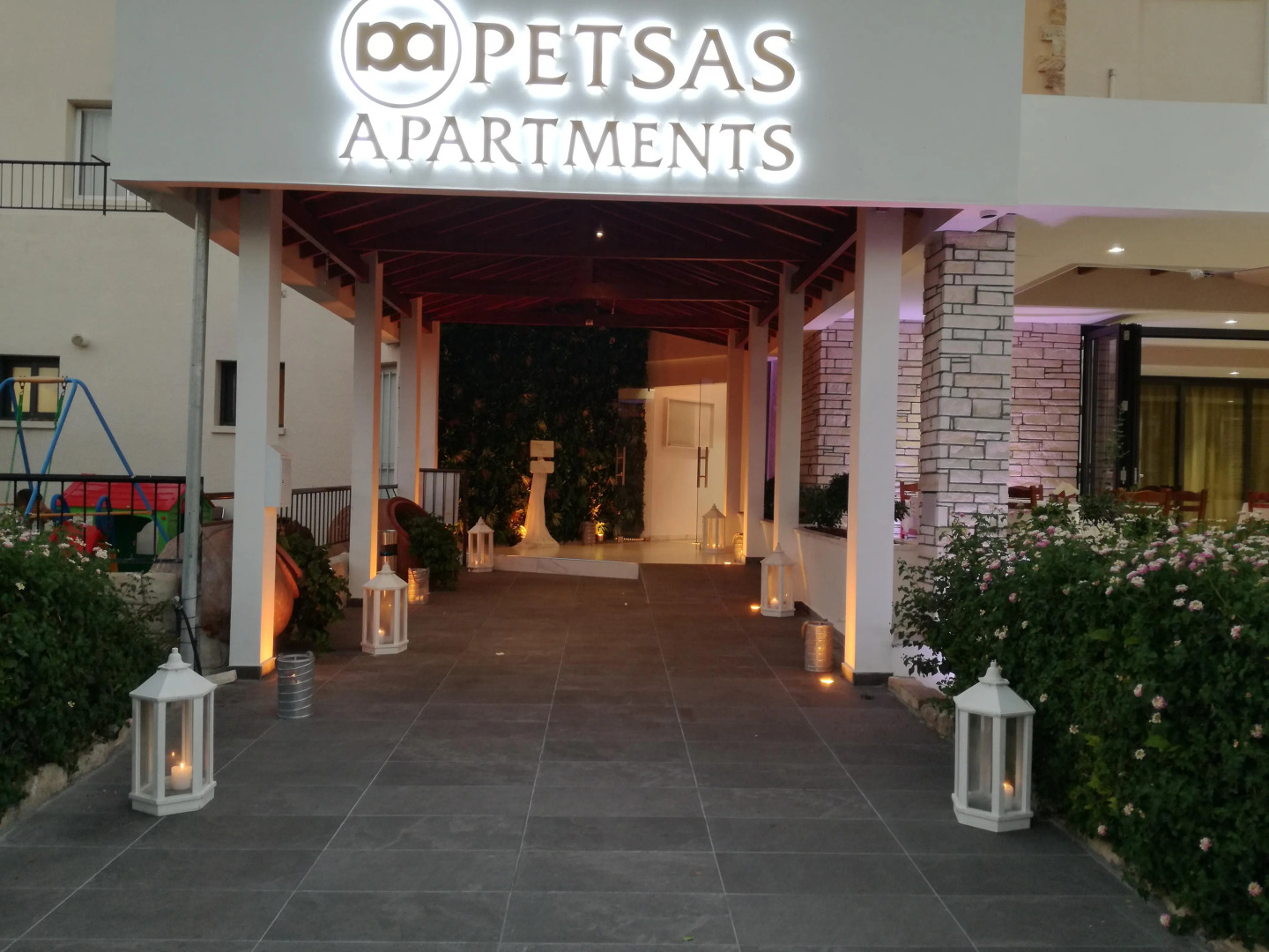 Petsas Apartments & Tavern