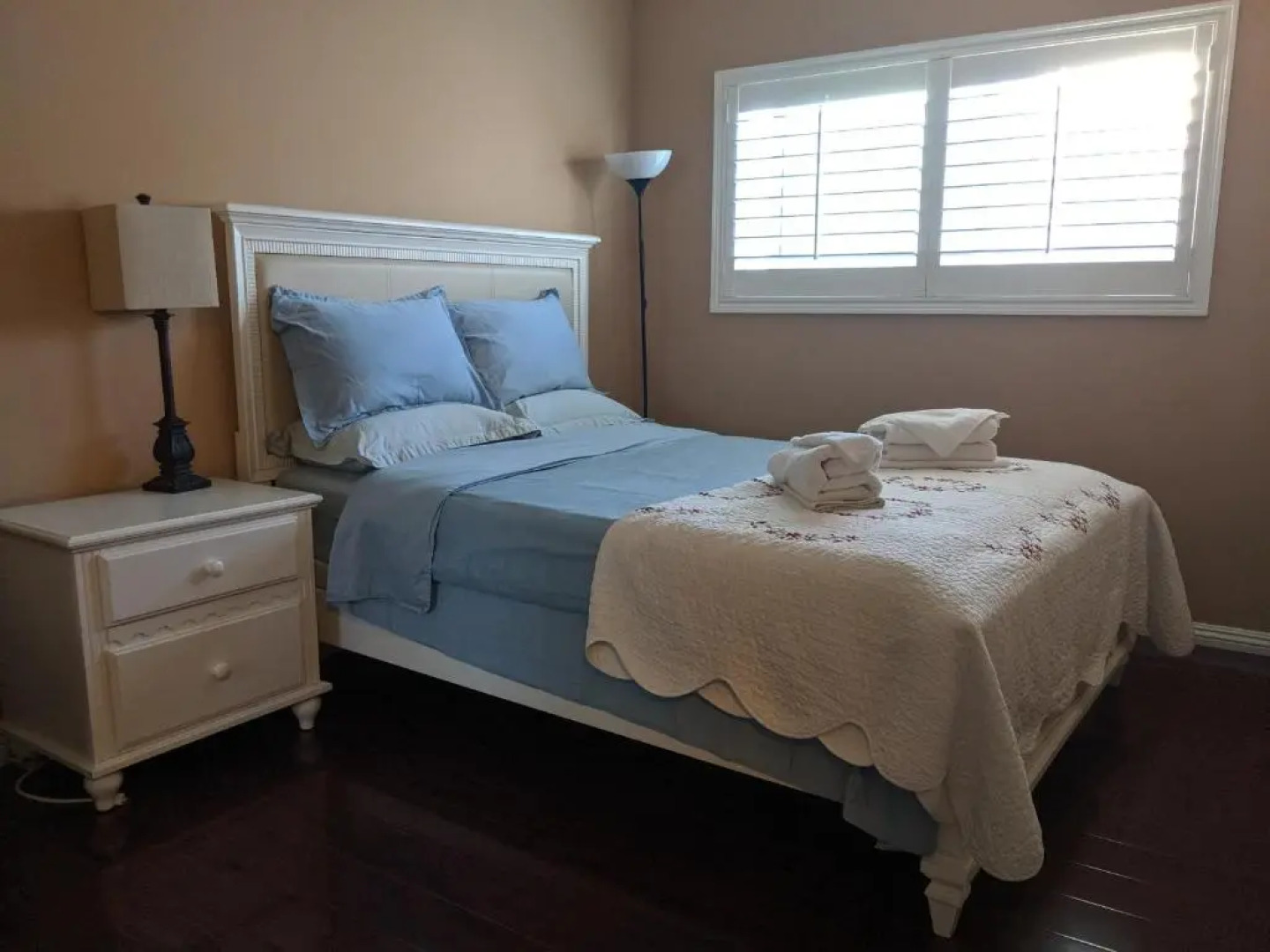 2Bedroom with Den and 2BA 4 Blocks to Santa Monica Beach