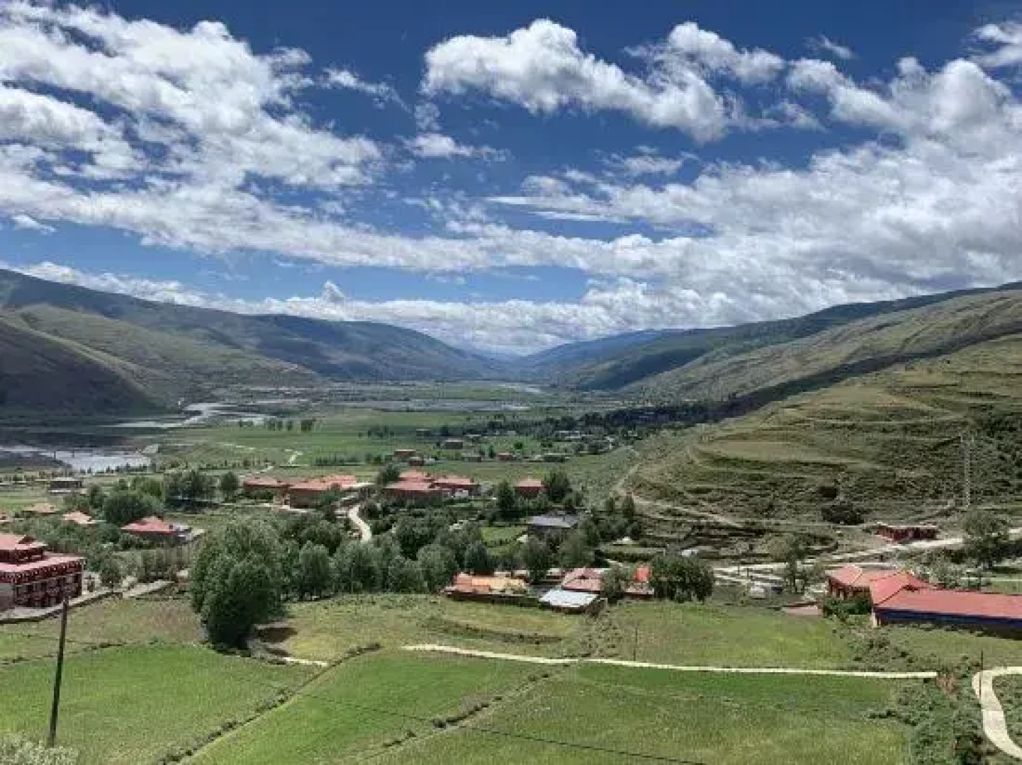 Rouhau White House Hotel