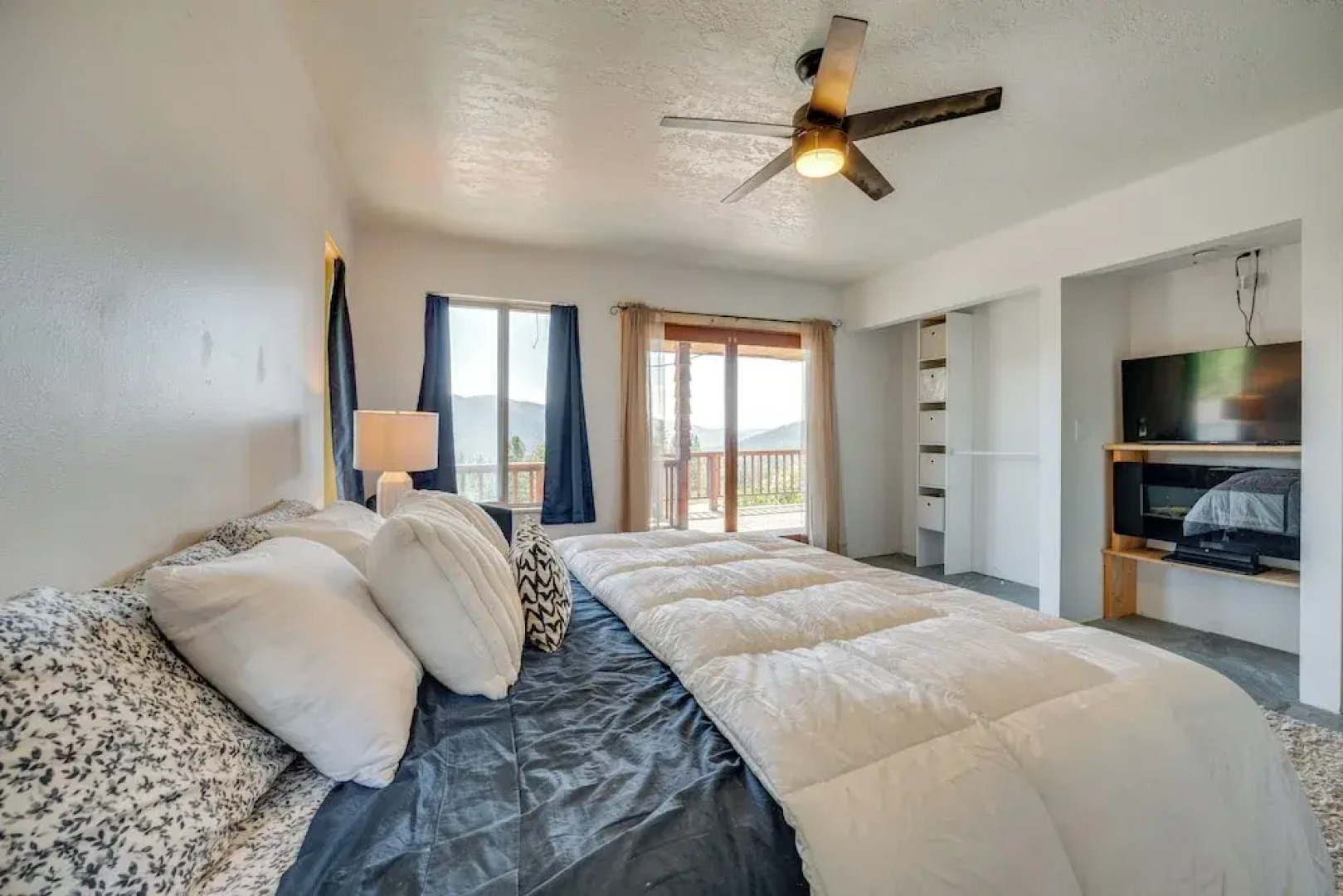 Mtn-view Getaway w/ Spacious Deck in Republic!