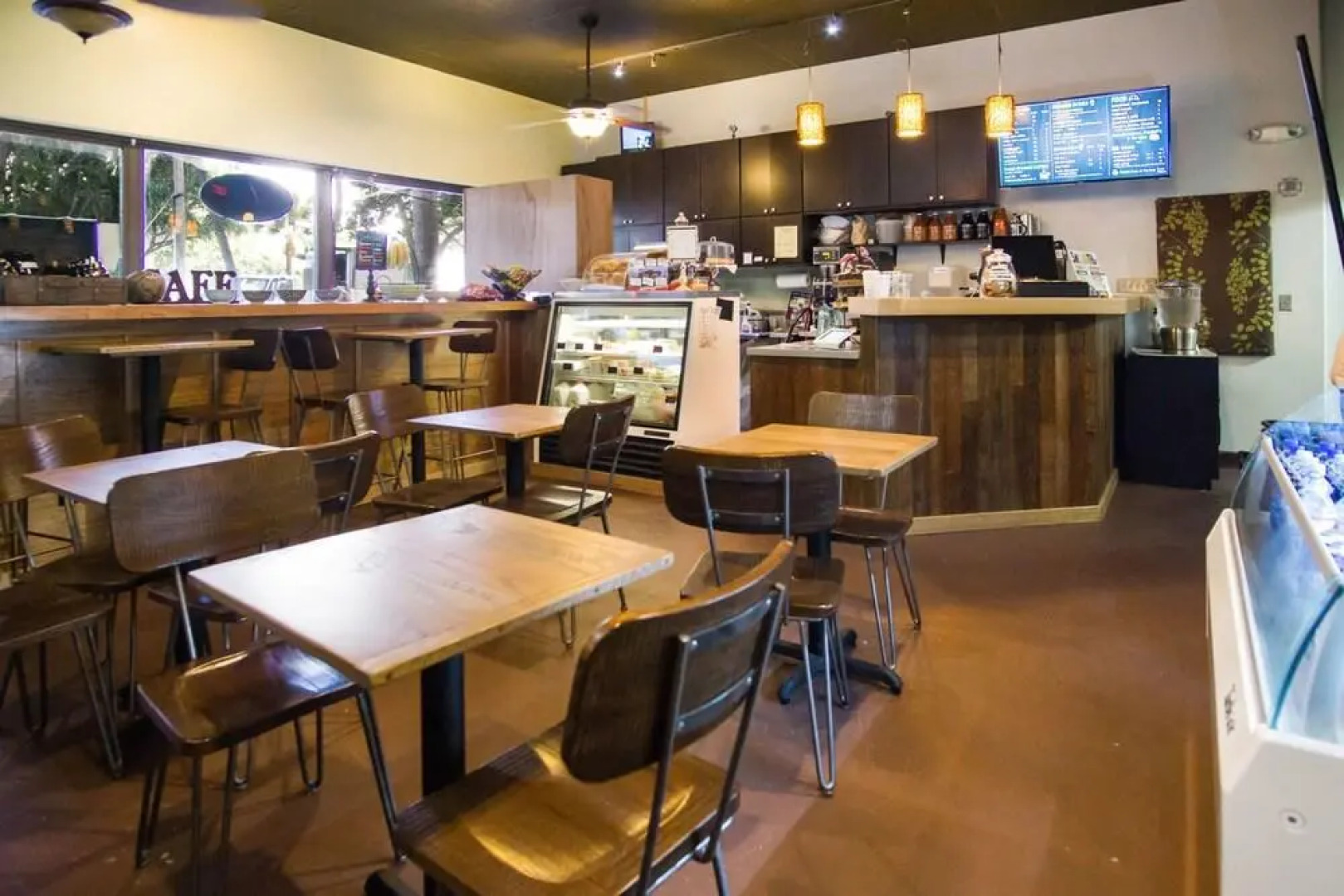 Waikiki Banyan - Pool View Tower 1 Suite 911