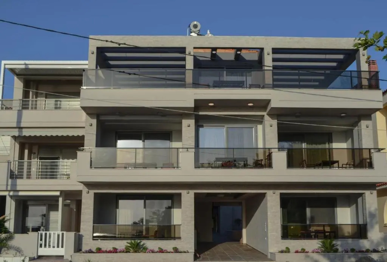 Sunshine Pool Apartment