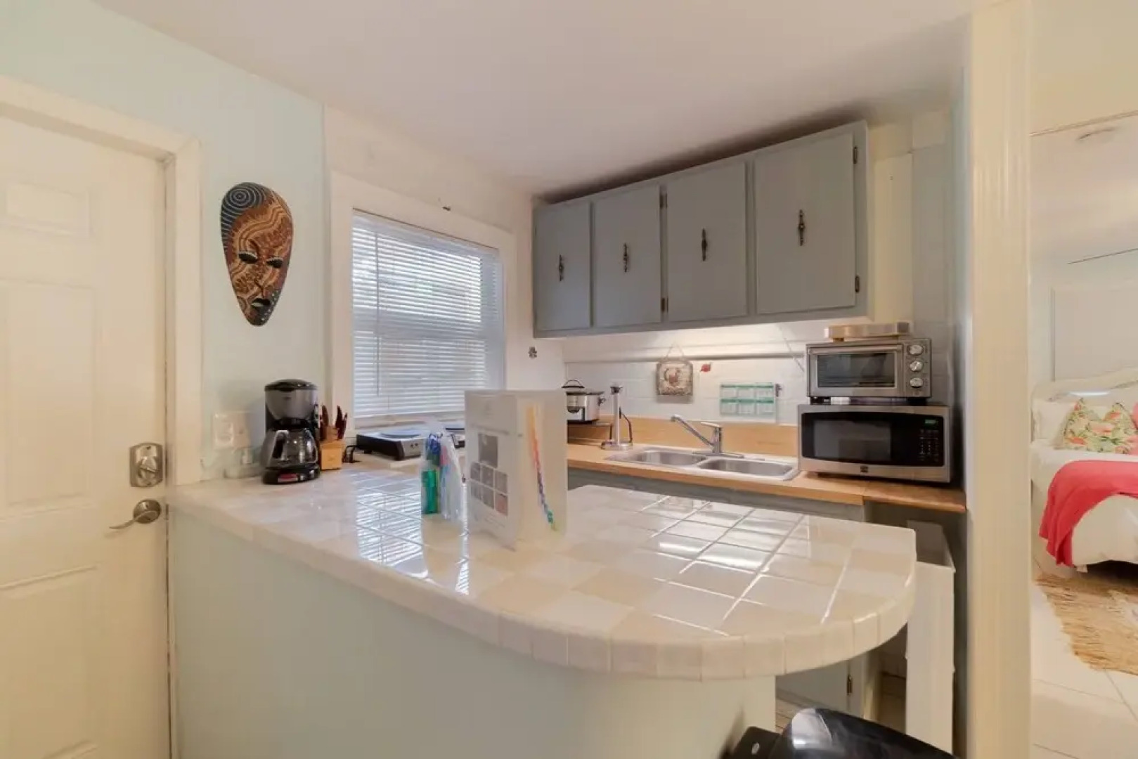 The Secret Garden - The Cottage Near Beach, Shops, Restaurants, Pet Friendly, Close to Lucerne Ave!