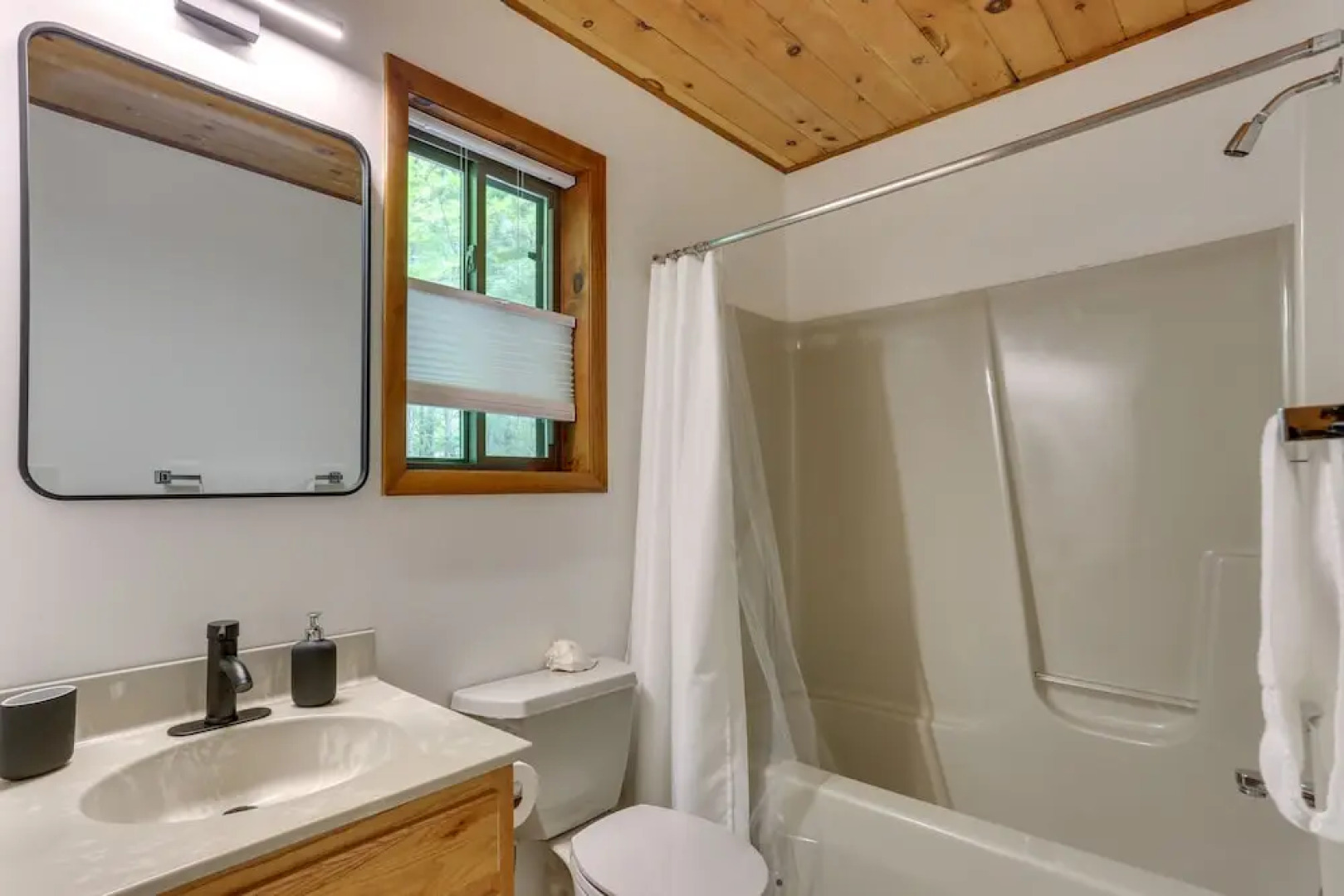 Screened Porch & Grill: Lake Ariel Vacation Rental