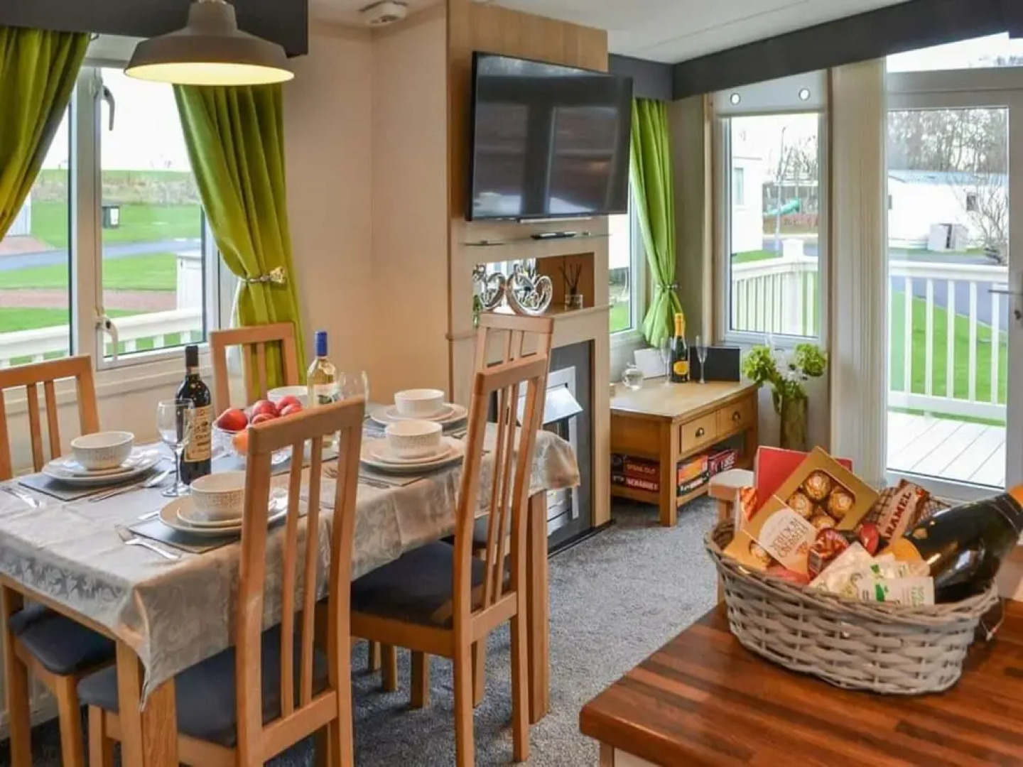 Apple Tree Lodge, Hot Tub, 3 Bedroom, 2 Bars