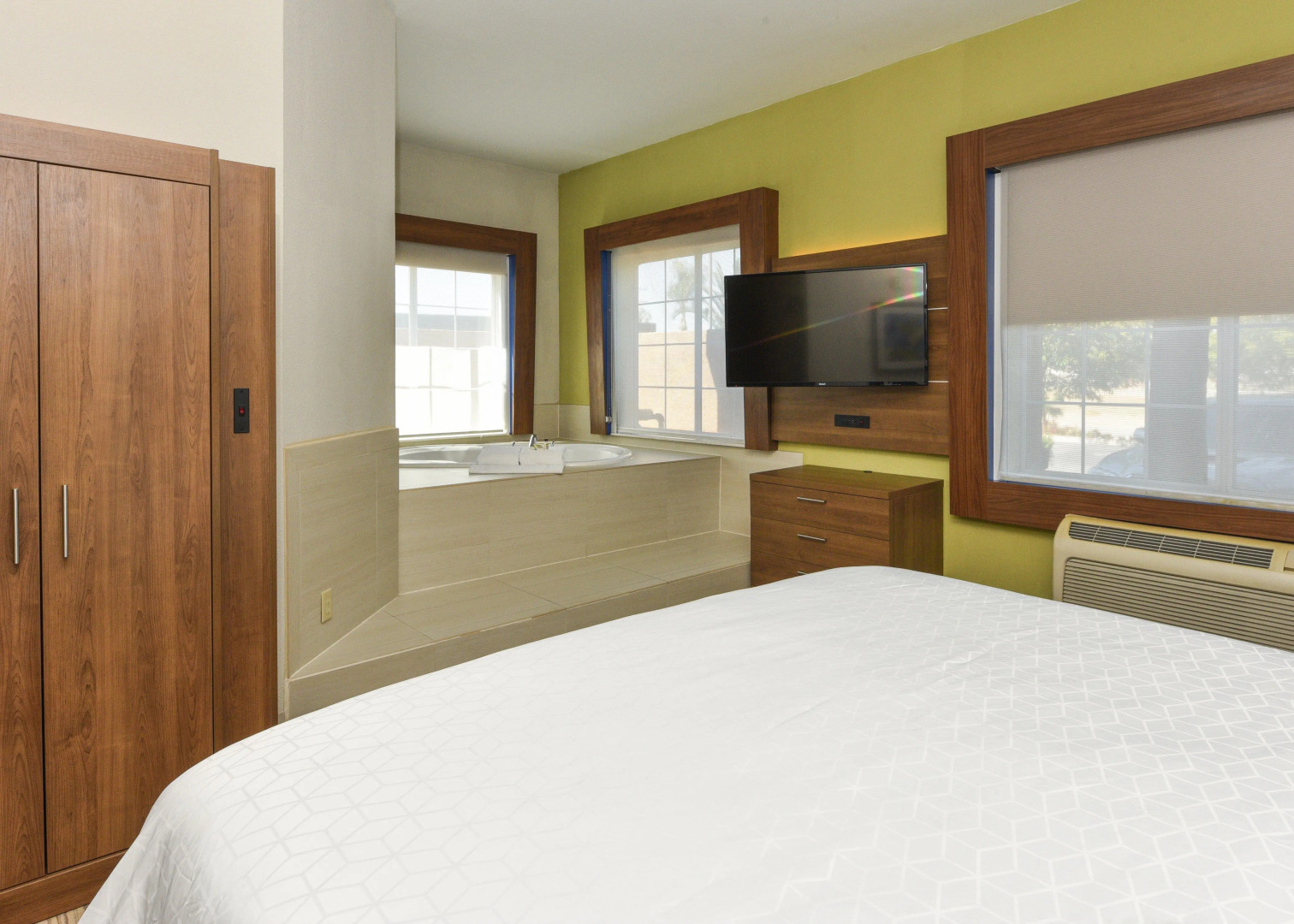 Holiday Inn Express & Suites Corona by IHG