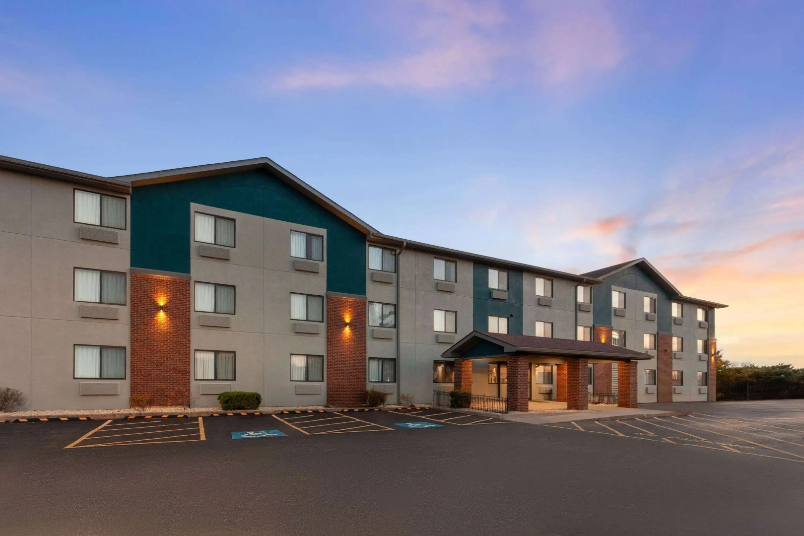 Super 8 by Wyndham Romeoville Bolingbrook