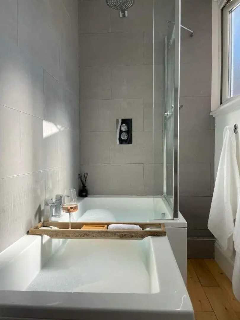 The Clock Tower Apartment - Large, Modern, 2 bed apartment, Southsea with Free parking - sleeps 4