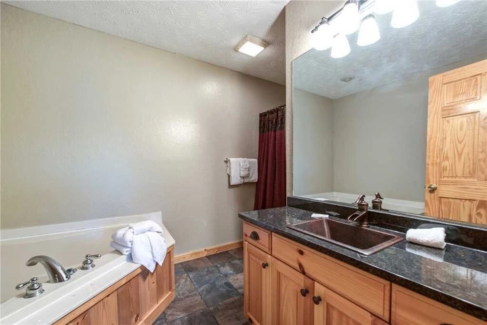 Dreamscapes 5 Bedroom Mountain View Home with Hot Tub