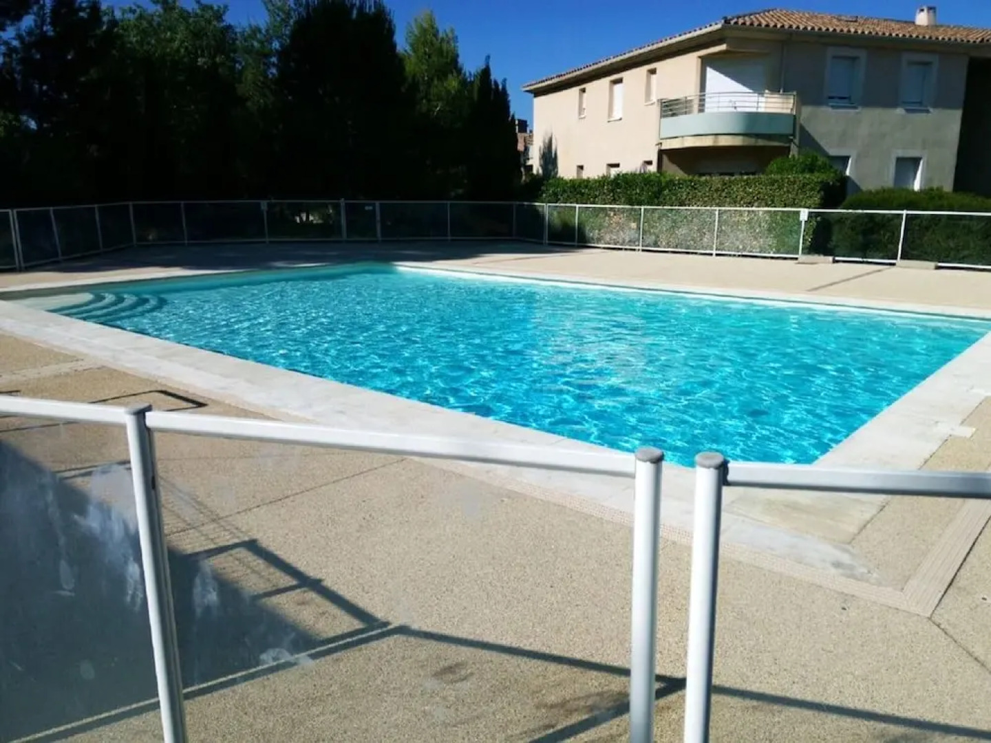 Apartment With 2 Bedrooms in Villeneuve-lès-avignon, With Pool Access,