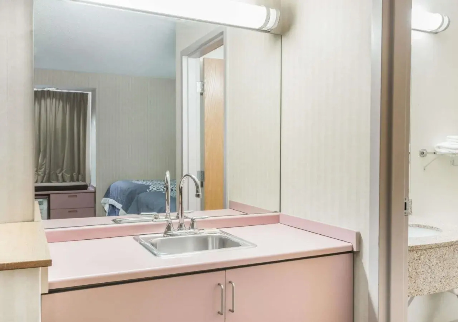 Days Inn & Suites by Wyndham Boardman