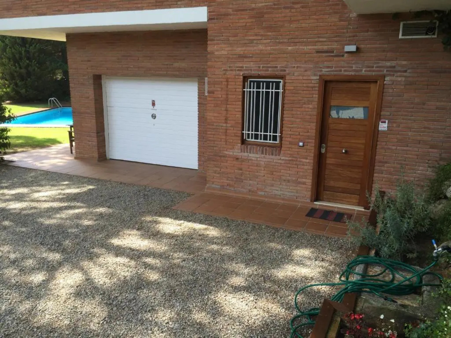 apartamento aislado jardín y piscina