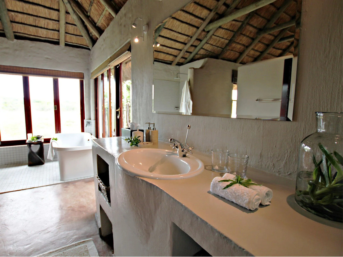 Hlosi Game Lodge - Amakhala Game Reserve